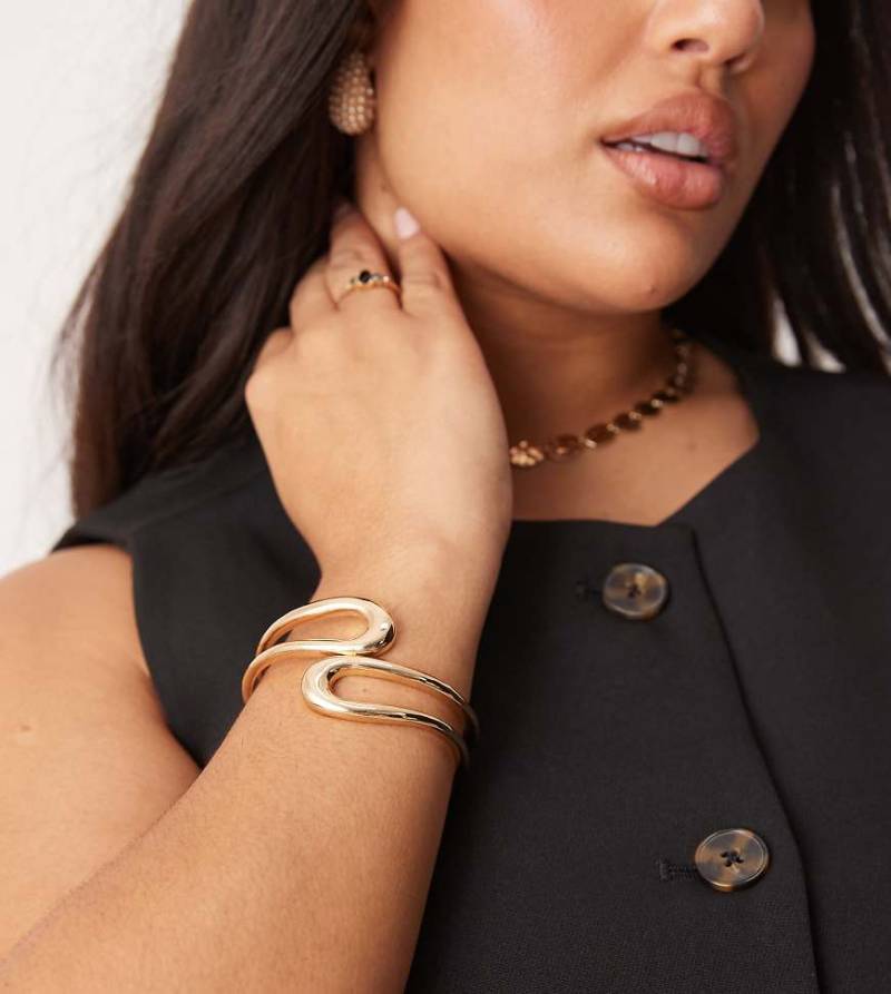 ASOS DESIGN Curve - Armreif mit offenem, umlaufendem Design in Gold-Goldfarben von ASOS Curve