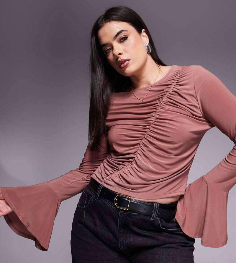ASOS DESIGN Curve - Asymmetrisch gerafftes Oberteil in Kastanienbraun mit ausgestellten, langen Ärmeln von ASOS Curve