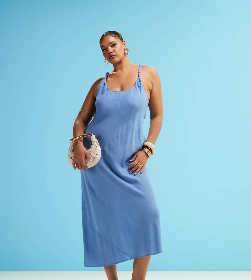 ASOS DESIGN Curve - Asymmetrisch geschnittenes Maxikleid aus Leinenimitat in Jeansblau mit verdrehten Trägern von ASOS Curve