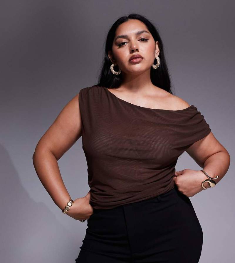 ASOS DESIGN Curve - Asymmetrisch geschnittenes Oberteil aus Mesh in Schokobraun mit Raffung-Brown von ASOS Curve
