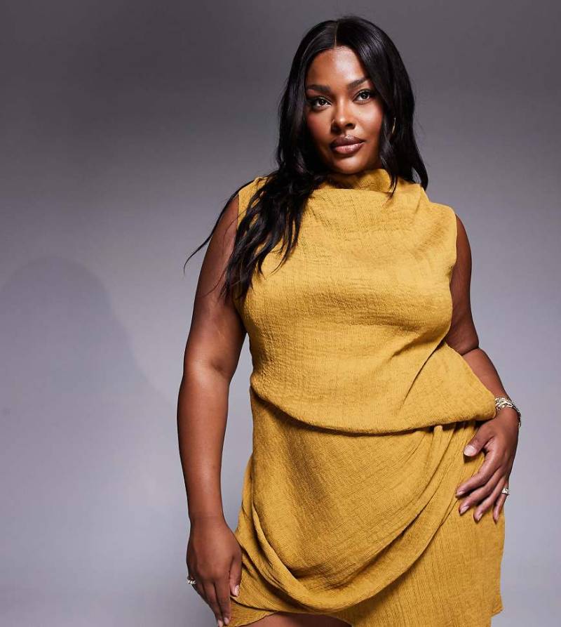 ASOS DESIGN Curve - Asymmetrisches, drapiertes Minikleid in Bronze mit Sprühoptik-Gelb von ASOS Curve
