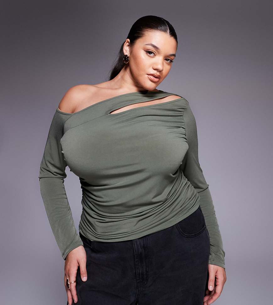 ASOS DESIGN Curve - Asymmetrisches, figurbetontes, langärmliges Oberteil in dunklem Olivgrün mit Cut-out von ASOS Curve