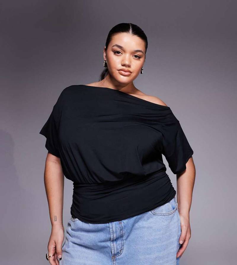 ASOS DESIGN Curve - Asymmetrisches, kurzärmliges, anschmiegsames Oberteil in Schwarz mit One-Shoulder-Träger und geraffter Taille von ASOS Curve