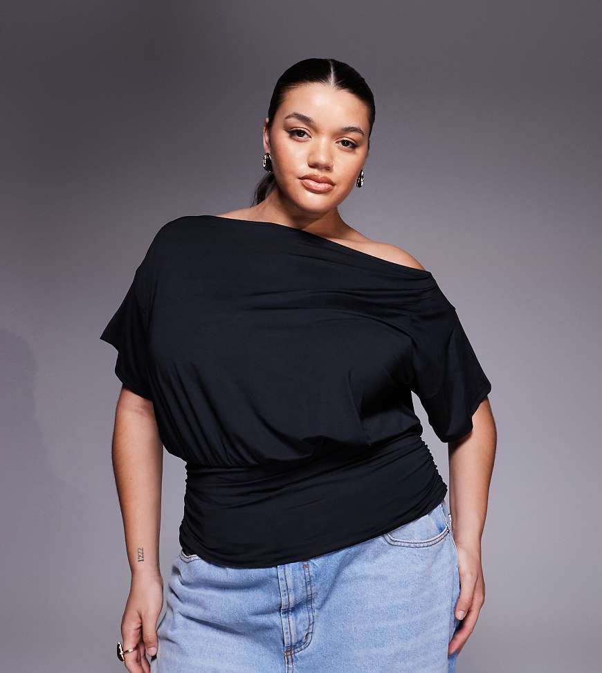ASOS DESIGN Curve - Asymmetrisches, kurzärmliges, anschmiegsames Oberteil in Schwarz mit One-Shoulder-Träger und geraffter Taille von ASOS Curve
