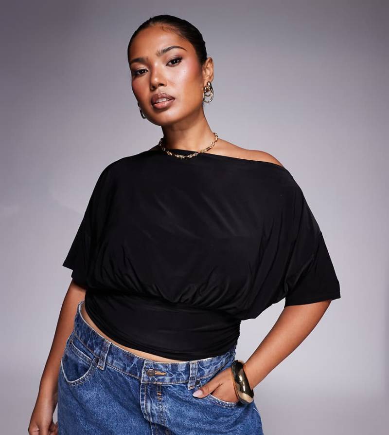 ASOS DESIGN Curve - Asymmetrisches, kurzärmliges Oberteil in Schwarz mit One-Shoulder-Träger und geraffter Taille von ASOS Curve