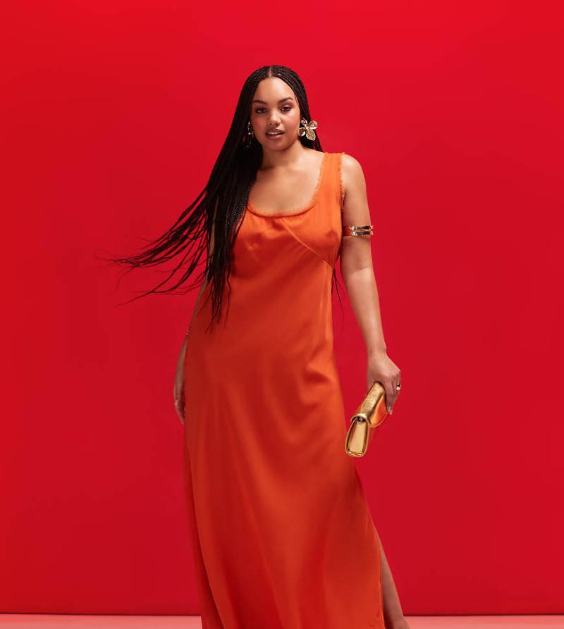 ASOS DESIGN Curve - Asymmetrisches Maxikleid in Dunkelorange mit U-Ausschnitt und ausgefranstem Saum von ASOS Curve