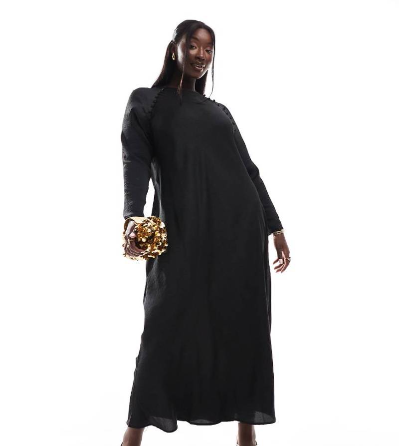 ASOS DESIGN Curve - Asymmetrisches Satin-Maxikleid in Schwarz mit Knopfdetail von ASOS Curve