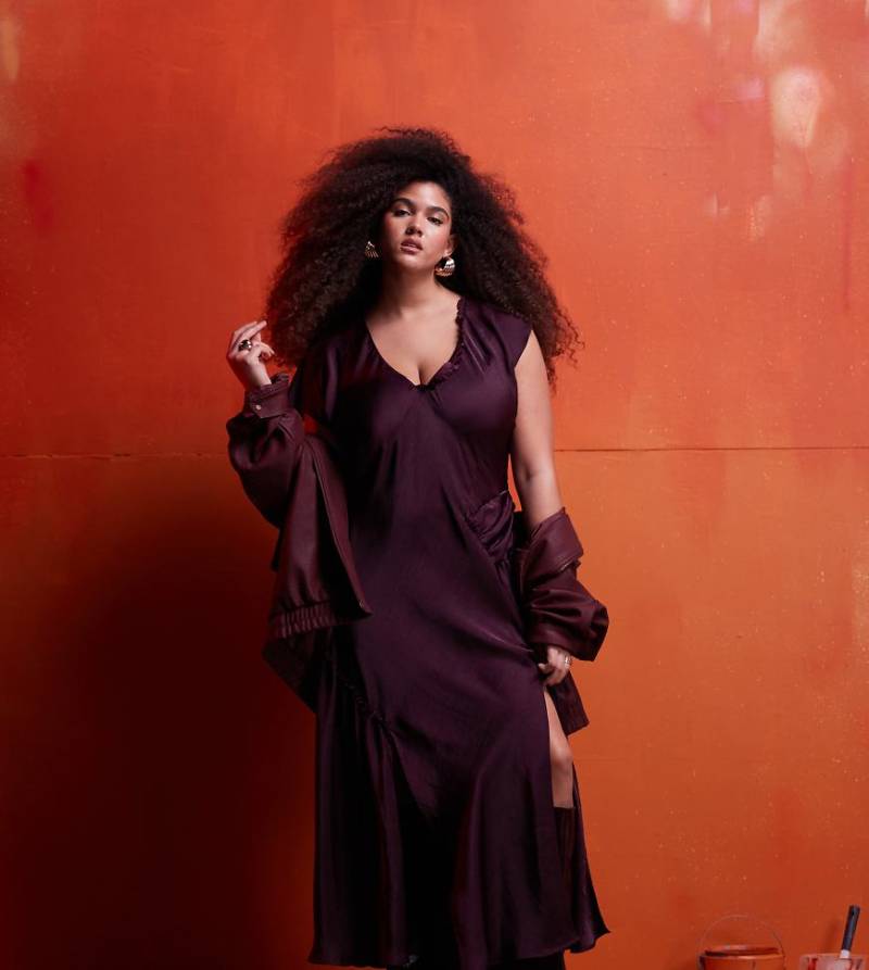 ASOS DESIGN Curve - Asymmetrisches Satinkleid in dunklem Lila mit Rüschendetail von ASOS Curve