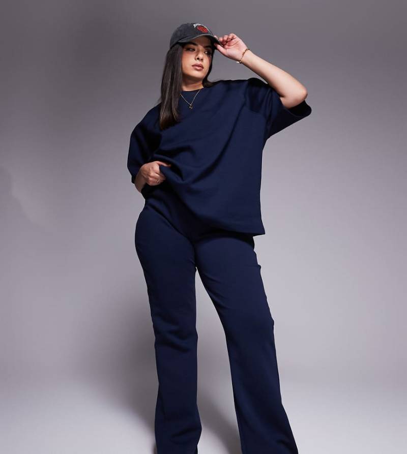 ASOS DESIGN Curve - Ausgestellte Jogginghose aus Interlock-Stoff in Marineblau, Kombiteil-Grau von ASOS Curve