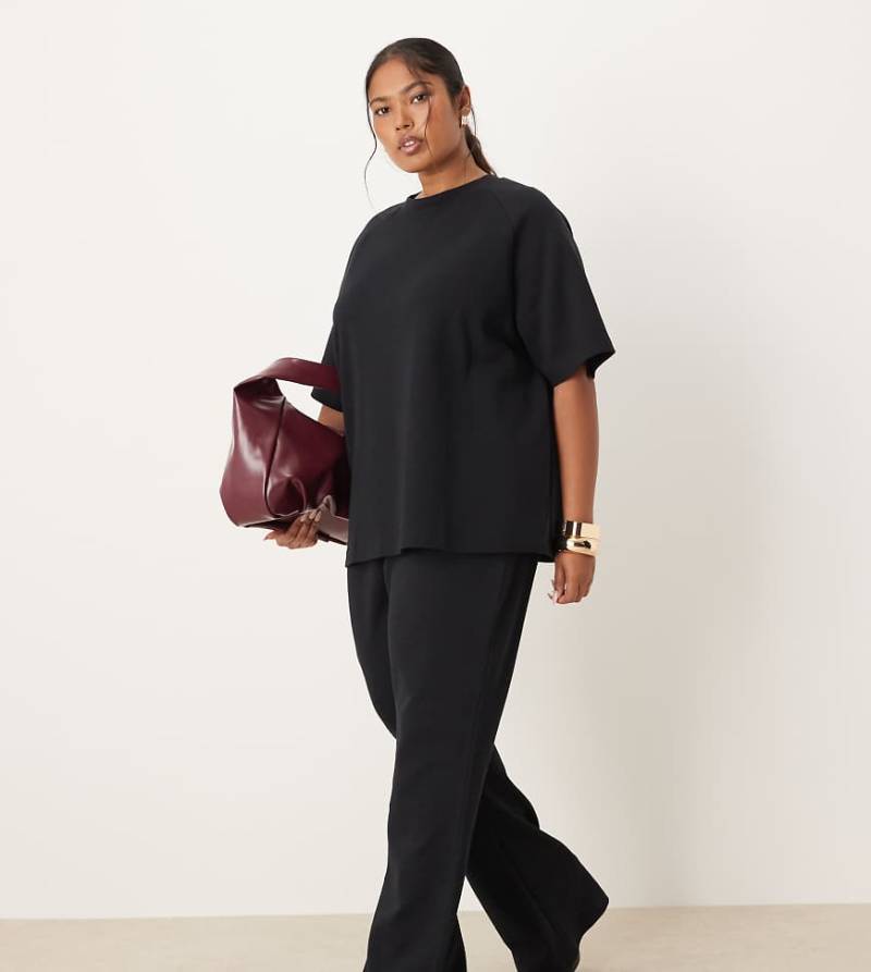 ASOS DESIGN Curve - Ausgestellte Jogginghose aus Interlock in Schwarz, Kombiteil ASOS DESIGN Curve - Ausgestellte Jogginghose aus Interlock in Schwarz, Kombiteil von ASOS Curve