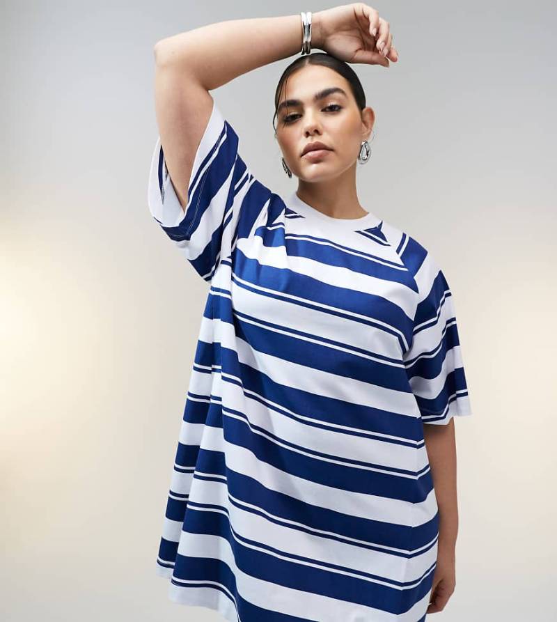ASOS DESIGN Curve - Ausgestelltes Minikleid in Blau gestreift mit Oberteil im T-Shirt-Stil-Bunt von ASOS Curve