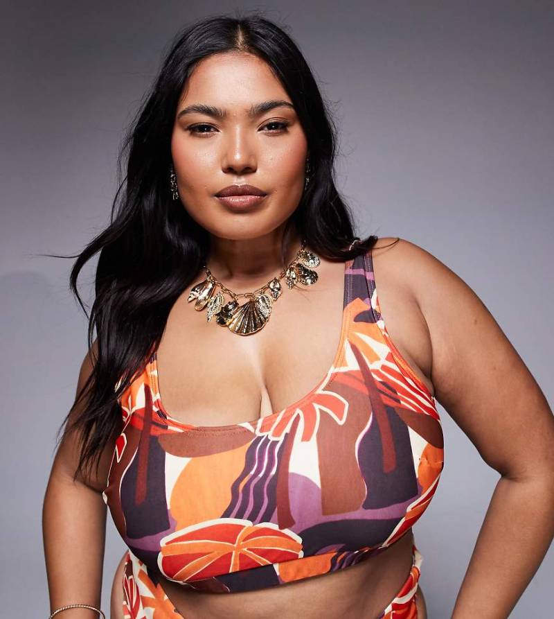 ASOS DESIGN Curve - Ava - Cropped-Bikinioberteil mit tropischem Print-Bunt von ASOS Curve