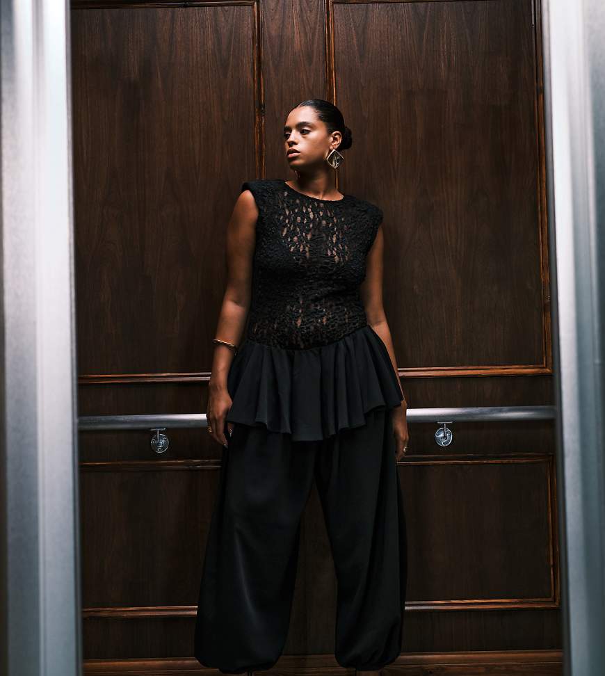 ASOS DESIGN Curve - Ballonhose in Schwarz mit Rock-Overlay-Detail ASOS DESIGN Curve - Ballonhose in Schwarz mit Rock-Overlay-Detail von ASOS Curve