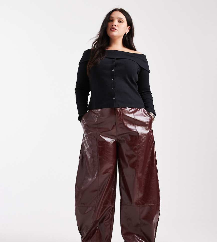 ASOS DESIGN Curve - Barrel-Hose aus Kunstleder in Burgunderrot mit Laschendetail ASOS DESIGN Curve - Barrel-Hose aus Kunstleder in Burgunderrot mit Laschendetail von ASOS Curve