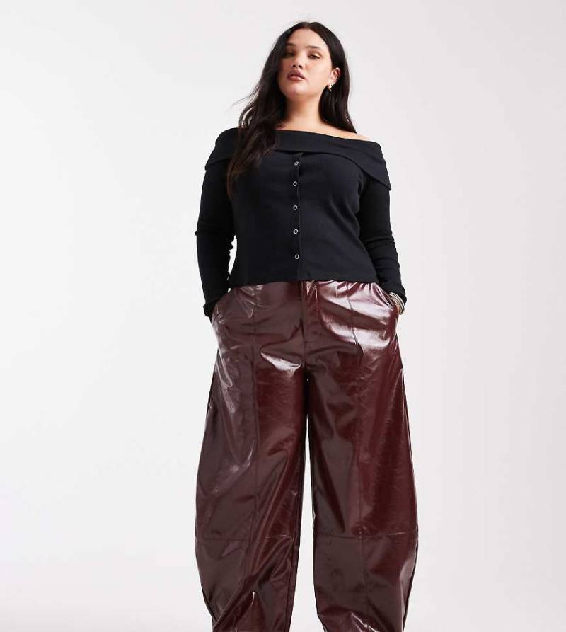ASOS DESIGN Curve - Barrel-Hose aus Kunstleder in Burgunderrot mit Laschendetail ASOS DESIGN Curve - Barrel-Hose aus Kunstleder in Burgunderrot mit Laschendetail von ASOS Curve