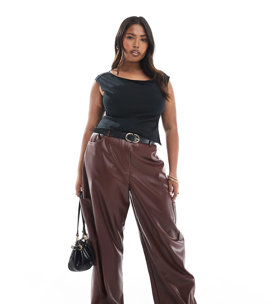 ASOS DESIGN Curve - Barrel-Hose im Utility-Design aus Kunstleder in Kastanienbraun-Brown ASOS DESIGN Curve - Barrel-Hose im Utility-Design aus Kunstleder in Kastanienbraun-Brown von ASOS Curve