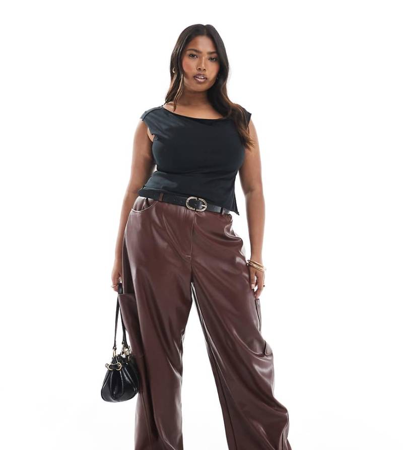 ASOS DESIGN Curve - Barrel-Hose im Utility-Design aus Kunstleder in Kastanienbraun-Brown ASOS DESIGN Curve - Barrel-Hose im Utility-Design aus Kunstleder in Kastanienbraun-Brown von ASOS Curve