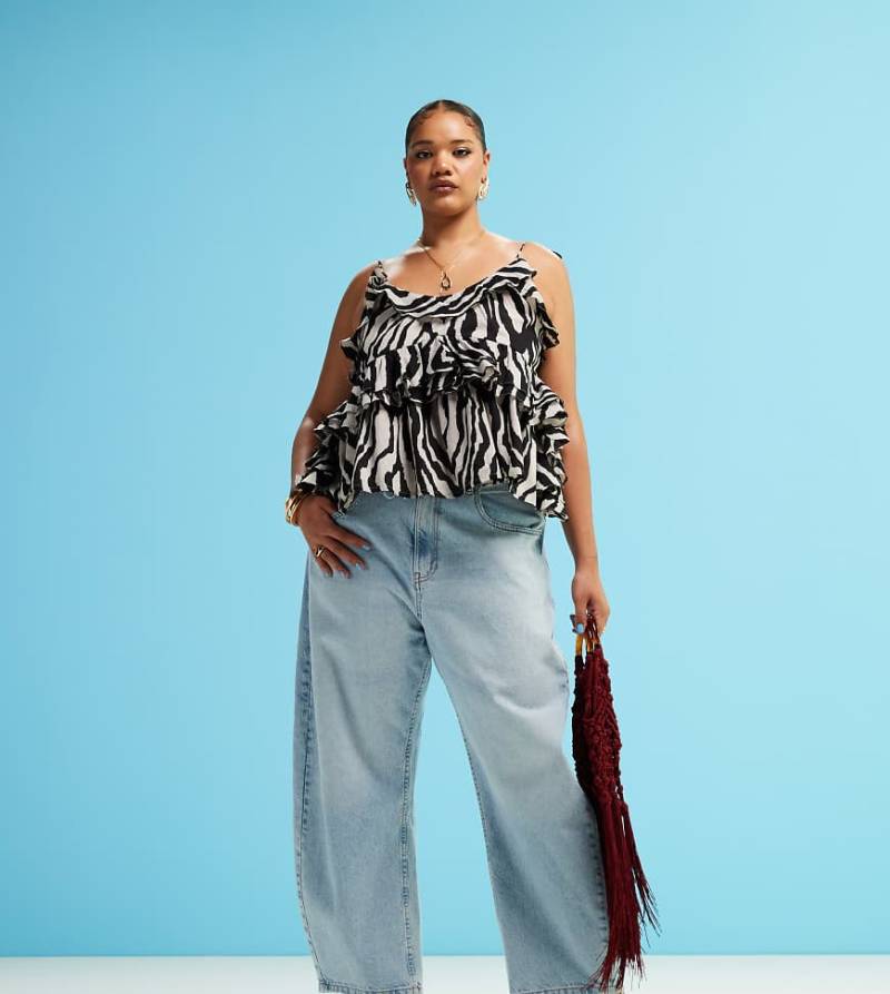 ASOS DESIGN Curve - Barrel-Jeans in heller Waschung mit Bindegürtel-Blau von ASOS Curve
