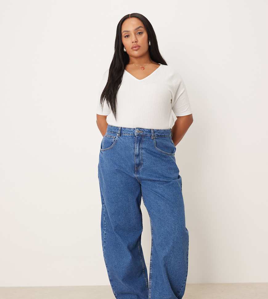 ASOS DESIGN Curve - Barrel-Jeans in Mittelblau mit hohem Bund von ASOS Curve