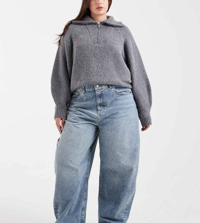 ASOS DESIGN Curve - Barrel-Jeans in blasser Vintage-Waschung mit hohem Bund-Blau von ASOS Curve