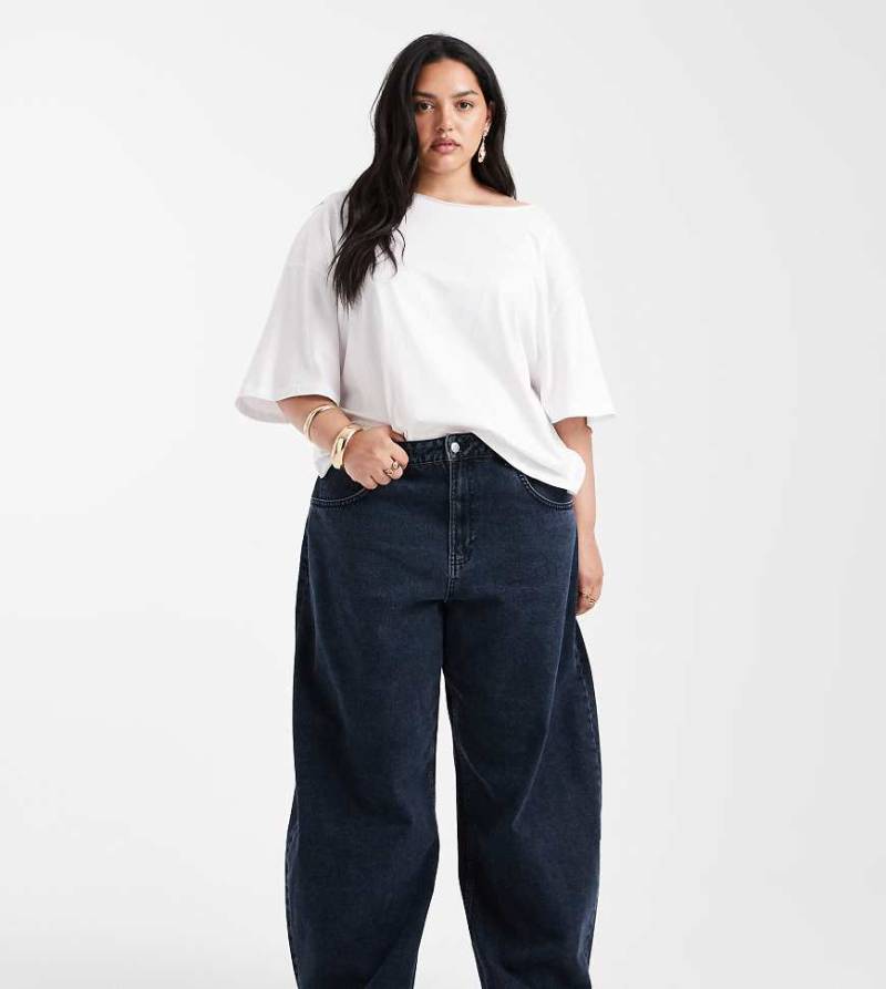 ASOS DESIGN Curve - Barrel Leg Jeans in Blau-Schwarz mit hohem Bund-Marineblau von ASOS Curve