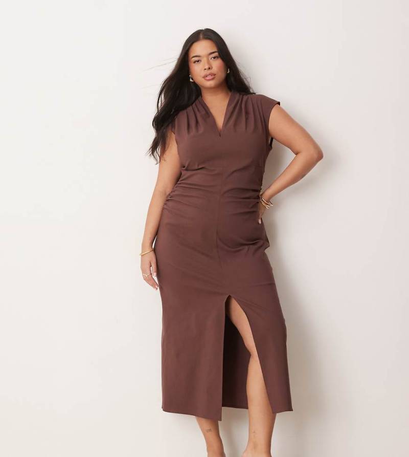 ASOS DESIGN Curve - Bengaline-Midikleid in Schokobraun mit V-Ausschnitt, plissierter Schulterpartie und geraffter Taille ASOS DESIGN Curve - Bengaline-Midikleid in Schokobraun mit V-Ausschnitt, plissierter Schulterpartie und geraffter Taille von ASOS Curve