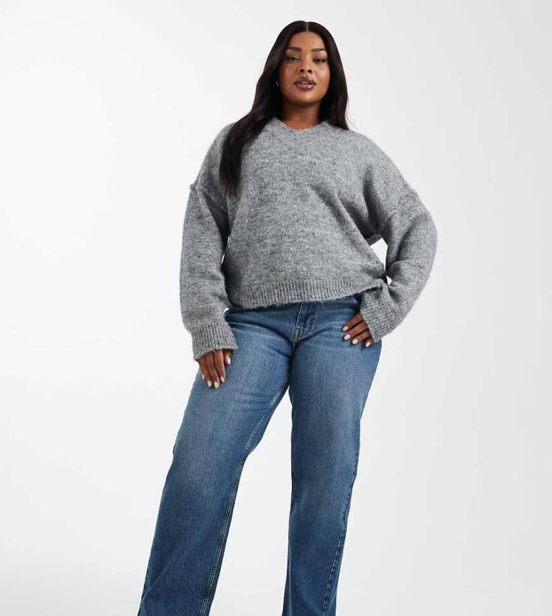 ASOS DESIGN Curve - Bequeme Jeans mit geradem Schnitt, Stretchanteil und Vintage-Waschung-Blau von ASOS Curve