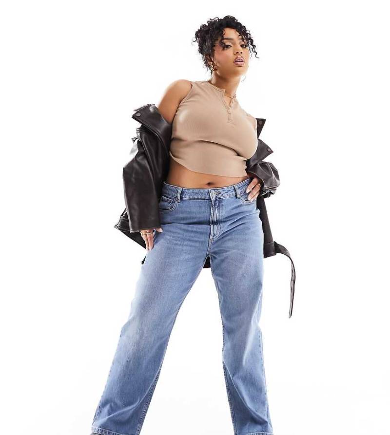 ASOS DESIGN Curve - Bequeme Jeans mit geradem Schnitt und Stretchanteil in Blau von ASOS Curve