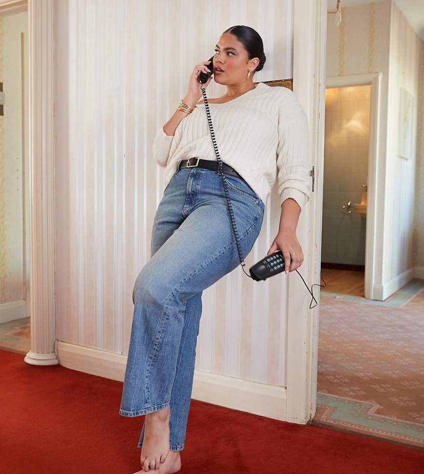 ASOS DESIGN Curve - Bequeme Jeans mit geradem Schnitt und Stretchanteil in Mittelblau ASOS DESIGN Curve - Bequeme Jeans mit geradem Schnitt und Stretchanteil in Mittelblau von ASOS Curve