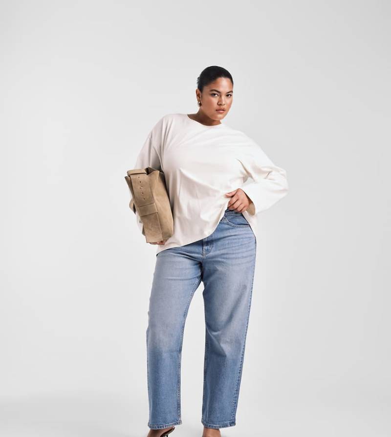 ASOS DESIGN Curve - Bequeme Jeans mit geradem Schnitt und Stretchanteil in hellem Mittelblau von ASOS Curve