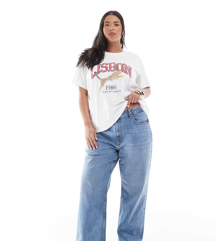 ASOS DESIGN Curve - Bequeme Jeans mit geradem Schnitt und Stretchanteil in hellem Mittelblau von ASOS Curve