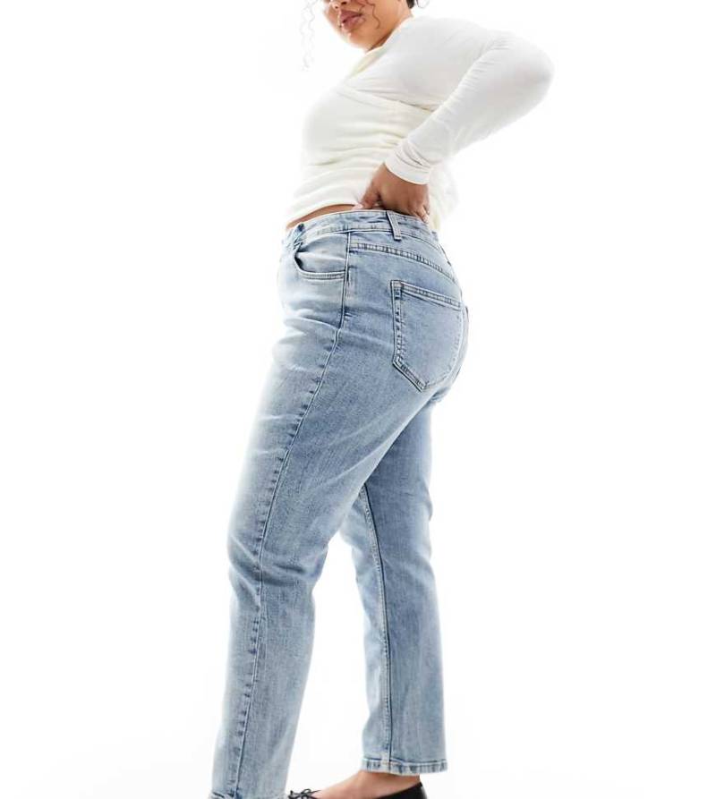 ASOS DESIGN Curve - Bequeme Mom-Jeans in Mittelblau mit schmalem Schnitt von ASOS Curve
