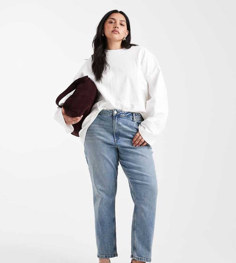 ASOS DESIGN Curve - Bequeme Jeans in Mittelblau mit schmalem Schnitt von ASOS Curve