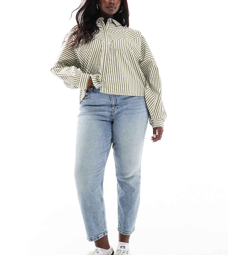 ASOS DESIGN Curve - Bequeme Mom-Jeans in Mittelblau mit schmalem Schnitt von ASOS Curve