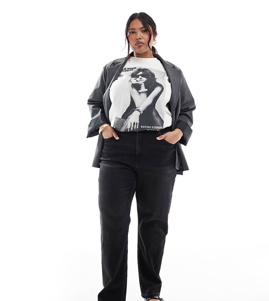 ASOS DESIGN Curve - Bequeme Mom-Jeans in schwarzer Waschung mit schmalem Schnitt von ASOS Curve