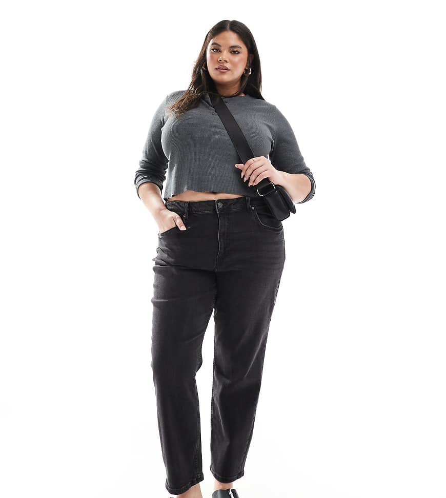ASOS DESIGN Curve - Bequeme Mom-Jeans in schwarzer Waschung mit schmalem Schnitt ASOS DESIGN Curve - Bequeme Mom-Jeans in schwarzer Waschung mit schmalem Schnitt von ASOS Curve