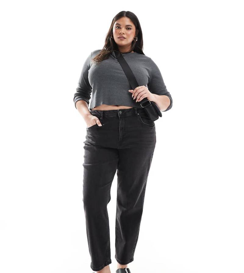 ASOS DESIGN Curve - Bequeme Mom-Jeans in schwarzer Waschung mit schmalem Schnitt von ASOS Curve