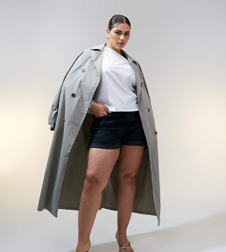 ASOS DESIGN Curve - Bequeme Mom-Jeansshorts in verwaschenem Schwarz ASOS DESIGN Curve - Bequeme Mom-Jeansshorts in verwaschenem Schwarz von ASOS Curve