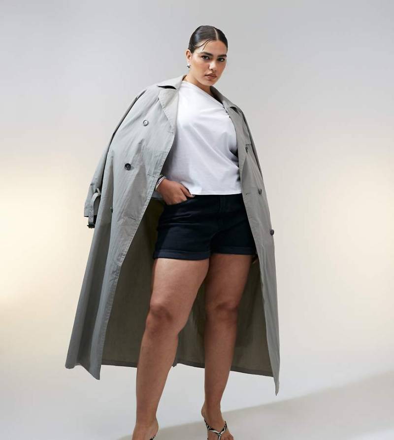 ASOS DESIGN Curve - Bequeme Mom-Jeansshorts in verwaschenem Schwarz ASOS DESIGN Curve - Bequeme Mom-Jeansshorts in verwaschenem Schwarz von ASOS Curve