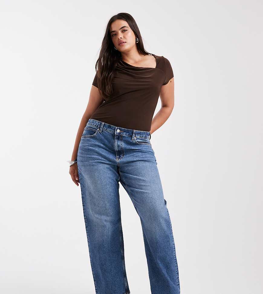 ASOS DESIGN Curve - Bequeme Stretch-Jeans in Authentic-Mittelblau mit geradem Bein von ASOS Curve