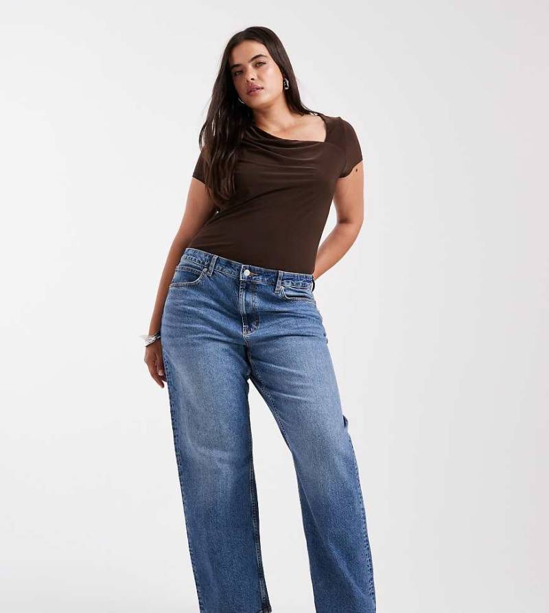 ASOS DESIGN Curve - Bequeme Stretch-Jeans in Authentic-Mittelblau mit geradem Bein von ASOS Curve