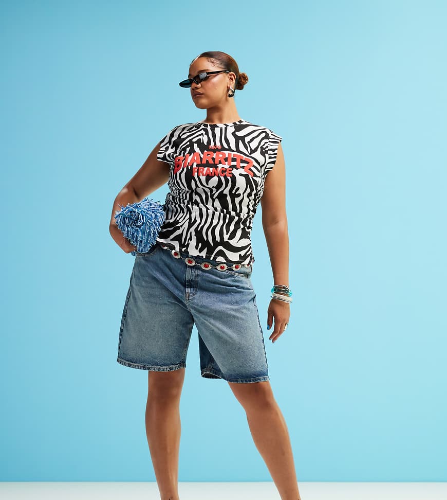 ASOS DESIGN Curve - Bermuda-Shorts aus Denim in mittelblauer Waschung von ASOS Curve