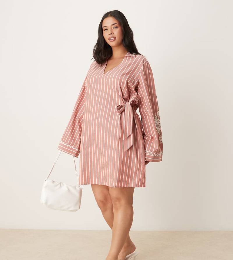 ASOS DESIGN Curve - Besticktes, kurzes Wickel-Hemdkleid mit breiten Bündchen und Streifen-Bunt von ASOS Curve