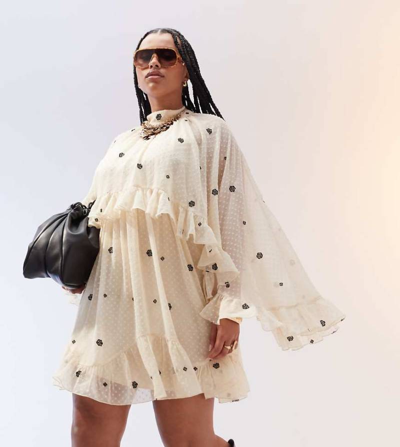 ASOS DESIGN Curve - Besticktes Minikleid aus genopptem Stoff in Cremeweiß mit Cape-Lage von ASOS Curve