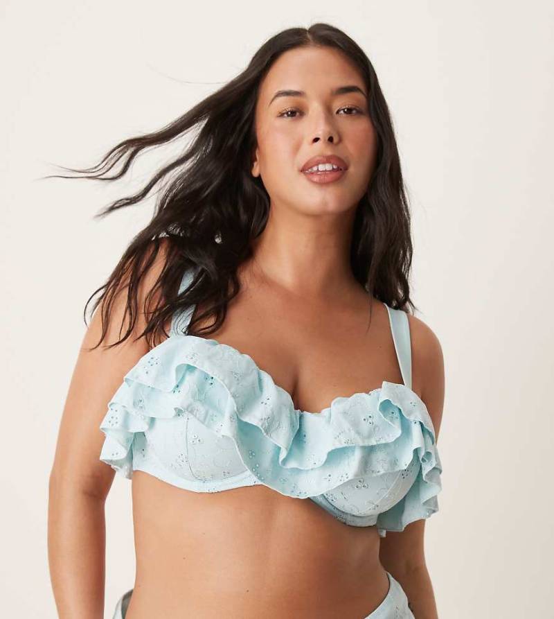 ASOS DESIGN Curve - Bobbi - Bikinioberteil in Blau mit Lochstickerei, Rüschen und verstecktem Bügel-Weiß von ASOS Curve