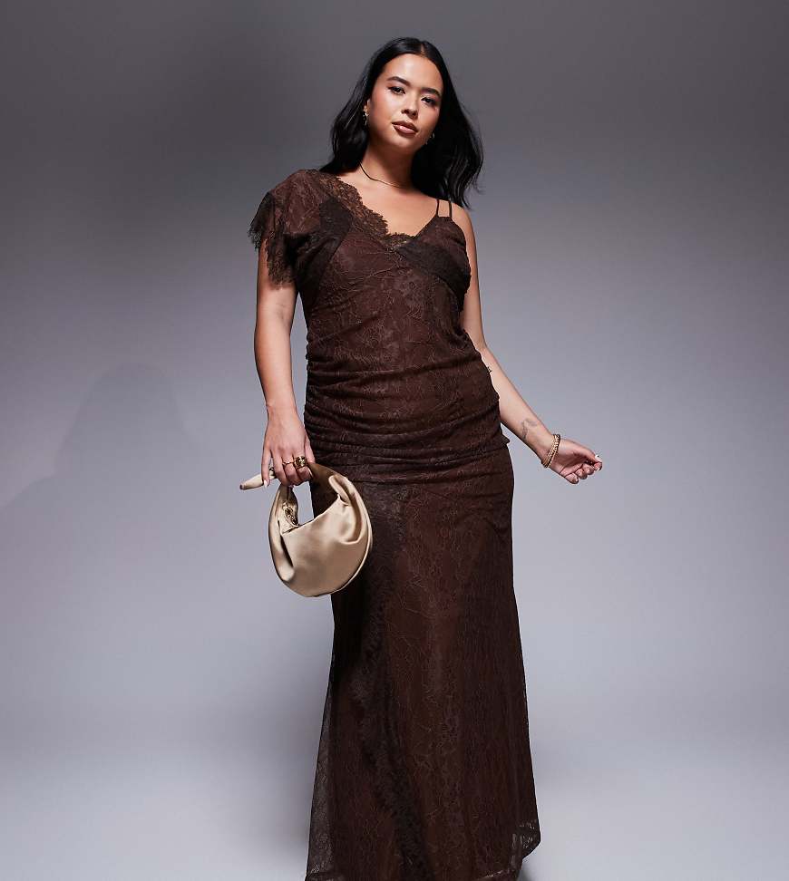 ASOS DESIGN Curve - Bodenlanges Maxikleid in Schokobraun mit Riemchenträgern und asymmetrischem Spitzenbesatz ASOS DESIGN Curve - Bodenlanges Maxikleid in Schokobraun mit Riemchenträgern und asymmetrischem Spitzenbesatz von ASOS Curve