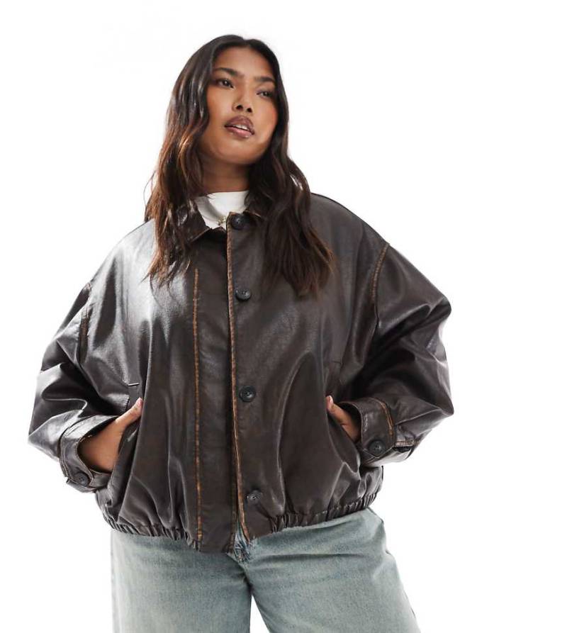 ASOS DESIGN Curve - Bomberjacke in Braun mit Leder-Optik in Vintage-Waschung von ASOS Curve