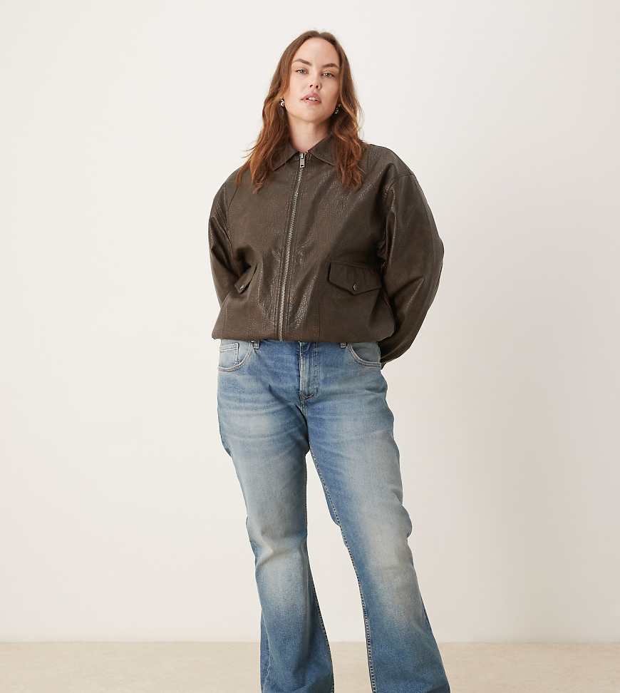 ASOS DESIGN Curve - Bootcut-Jeans in mittlerer Waschung-Blau ASOS DESIGN Curve - Bootcut-Jeans in mittlerer Waschung-Blau von ASOS Curve