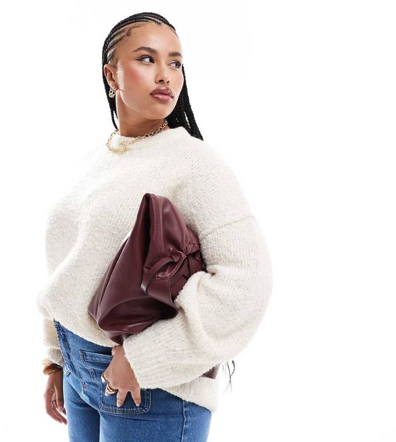 ASOS DESIGN Curve - Bouclé-Pullover in Cremeweiß mit Rundhalsausschnitt von ASOS Curve