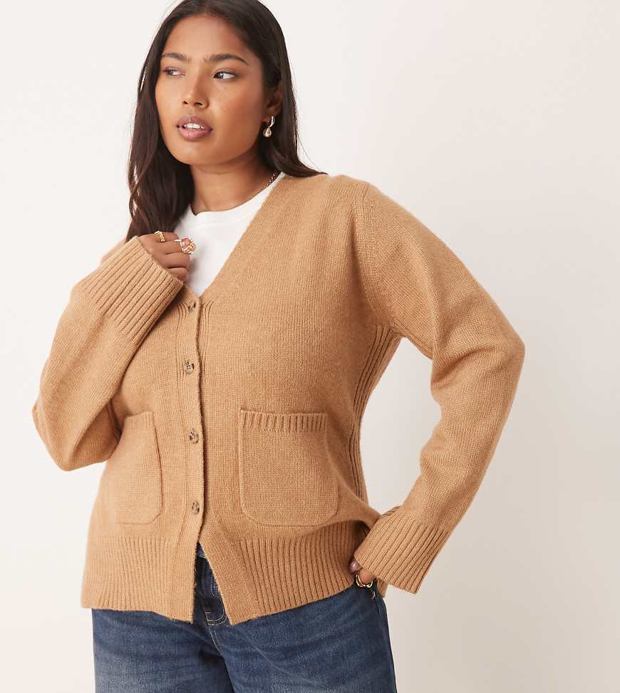 ASOS DESIGN Curve - Boyfriend-Strickjacke in A-Linie in Biscuit-Braun mit Taschendetail-Neutral ASOS DESIGN Curve - Boyfriend-Strickjacke in A-Linie in Biscuit-Braun mit Taschendetail-Neutral von ASOS Curve